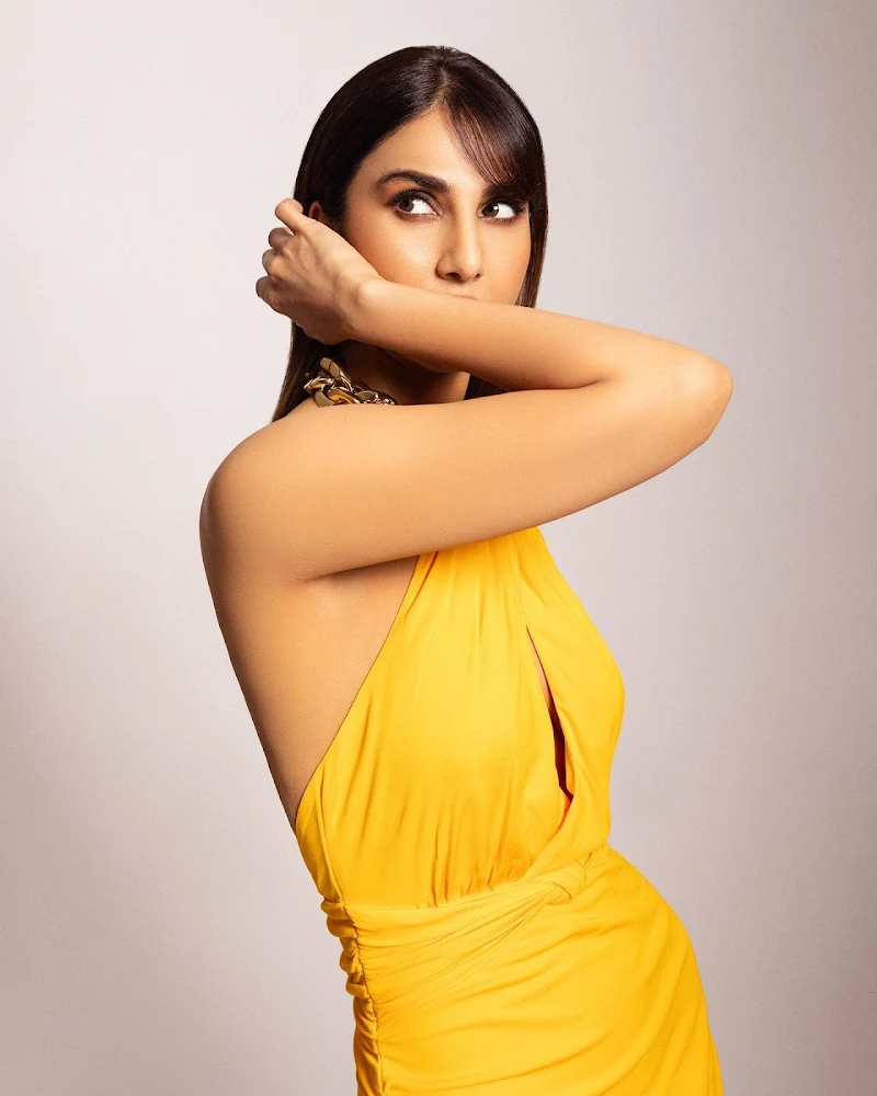 vaani kapoor backless yellow dress sexy back