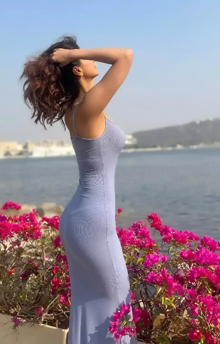 vaani kapoor bodycon dress sexy slim figure copy