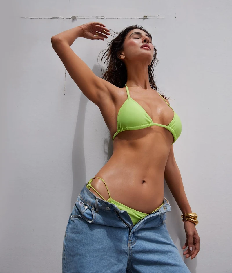 vaani kapoor green bikini unbuttoned pants sexy body