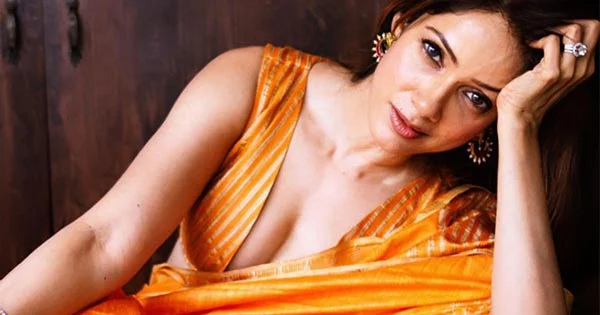 Vidya Malavade, 50, is breathtaking in this saree with deep neckline blouse – see latest hot pics.