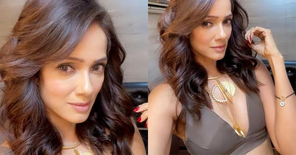 Vidya Malvade, 50, defies age with these stunning selfies in a deep neckline bralette – see now.