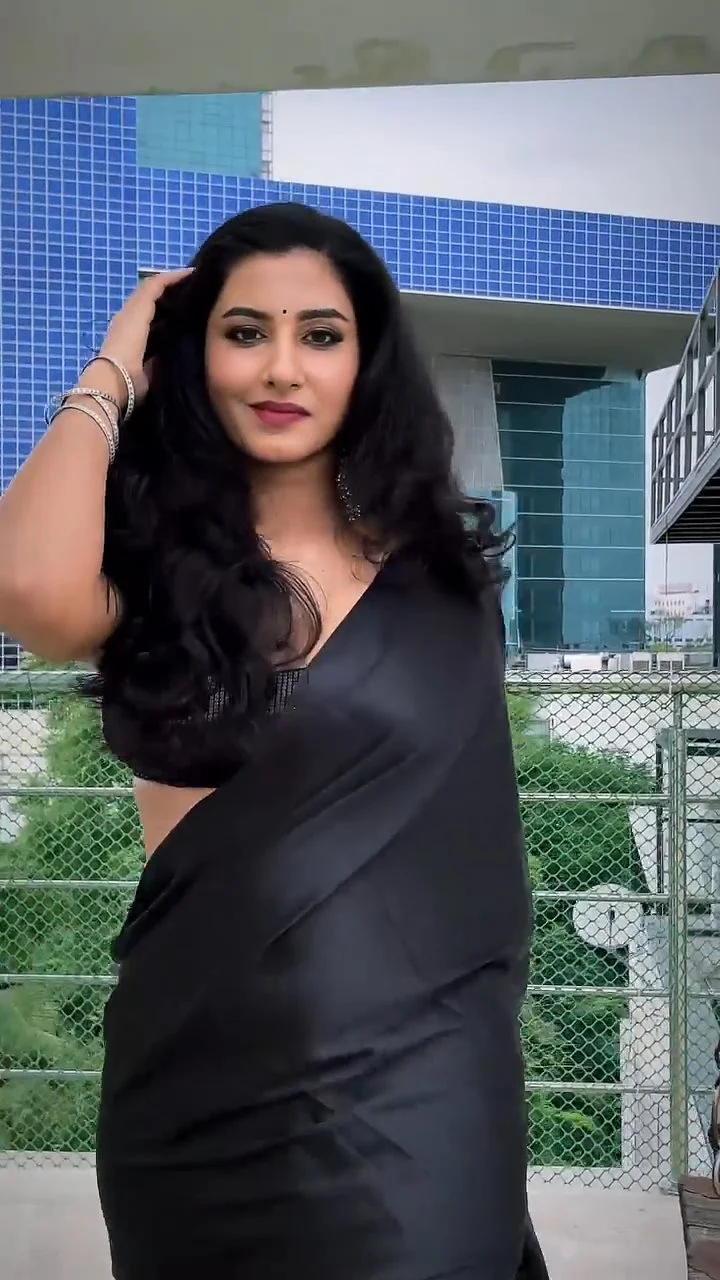 Vishnupriyaa bhimeneni black saree hot