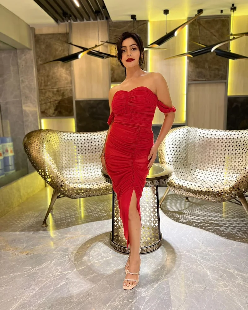 yukti kapoor red bodycon dress keh doon tumhein actress