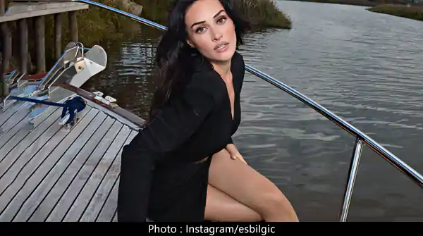 Esra Bilgic in stylish black attire flaunted her beautiful legs.