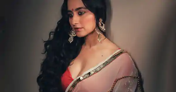 Sanjeeda Shaikh in saree with plunging neckline blouse set ramp on fire at a fashion show.