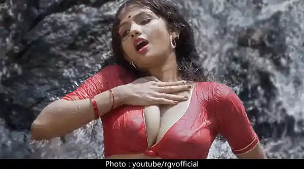 This Indian actress in wet saree is too hot to handle – full video of Aaradhya Devi.