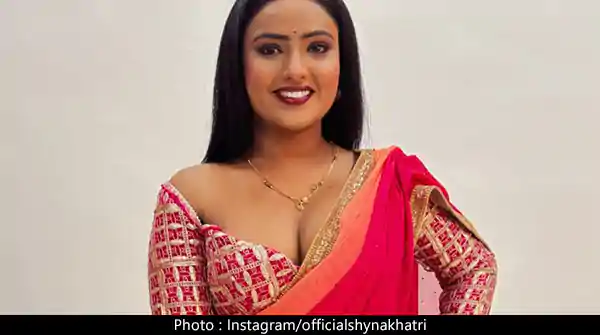 Shyna Khatri in saree with a stylish blouse putting on a busty display raises the heat.