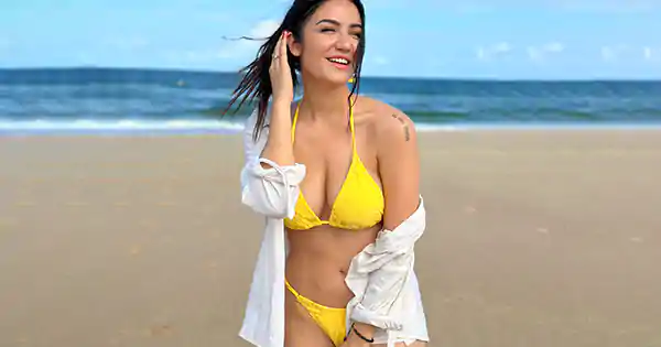 Amy Aela in yellow bikini flaunts her sexy figure and stars new year.